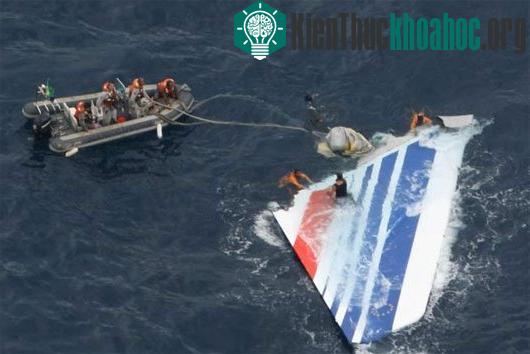 Một mảnh vỡ từ chiếc máy bay Air France 417 được tìm thấy ở Đại Tây Dương. (Ảnh: AP)
