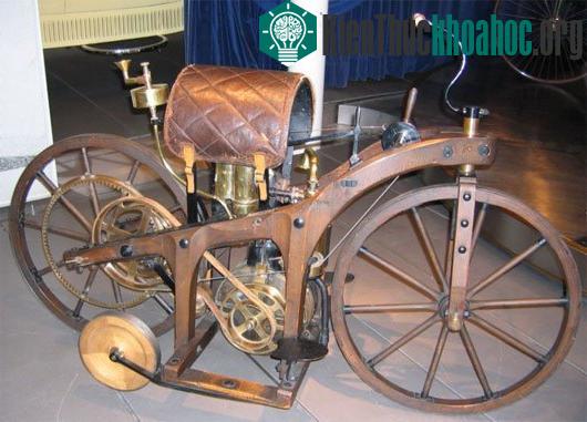 Bản sao của chiếc Reitwagen đặt tại Bảo tàng Mercedes-Benz ở Stuttgart