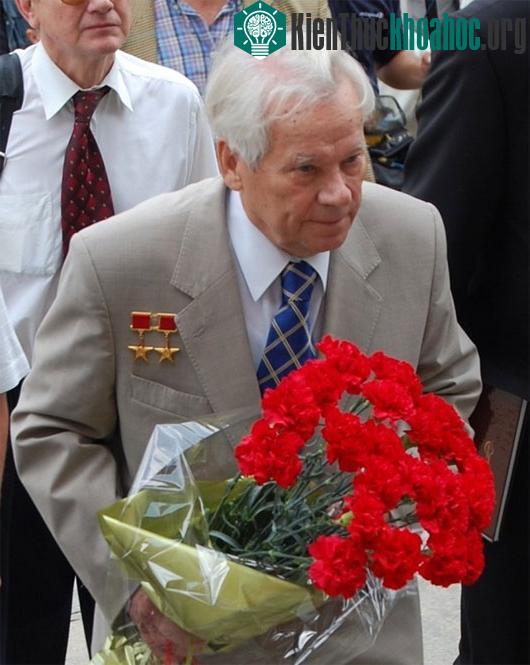 Ông Mikhail Kalashnikov từng buồn vì súng AK bị sử dụng vào mục đích xấu