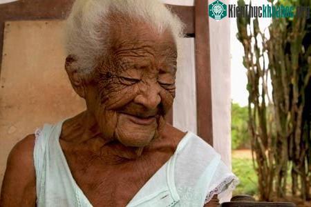 Cụ Juana Bautista de la Candelaria Rodriquez ở Cuba tuyên bố đã 126 tuổi, nhưng các chuyên gia tin bà mới gần 96 tuổi.