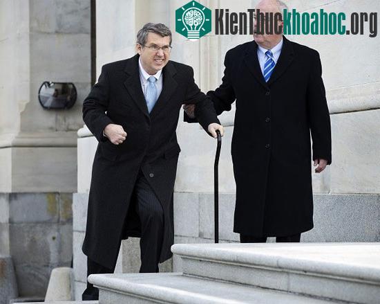 Mark Kirk (phải) phục hồi sức khỏe sau khi giáp mặt thiên thần trong cơn đột quỵ.