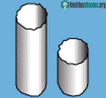 Từ máy ép, những chiếc cốc được kéo dài ra thành hình dáng giống vỏ hộp.