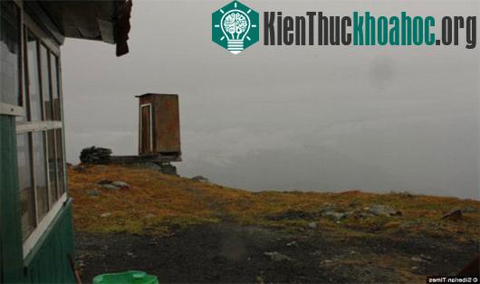 Nhà vệ sinh khắc nghiệt nhất trên thế giới ở độ cao 2.600m