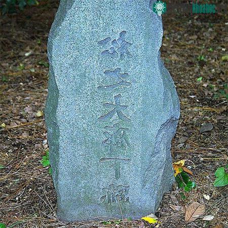 Bia đá tưởng niệm nơi diễn ra vụ tấn công