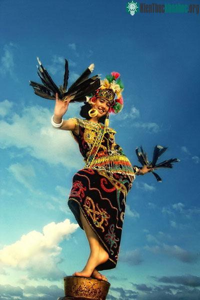 Lạ lùng tộc người giống người Việt cổ trên đảo Borneo