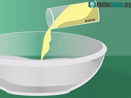 Chất hóa học tạo màu được bổ sung theo ý muốn. Như nói ở trên, mùn sắt trong cát thạch anh làm cho thủy tinh có màu xanh lục. Vì thế, ôxít sắt hoặc ôxít đồng được bổ sung để tăng độ xanh của thủy t...