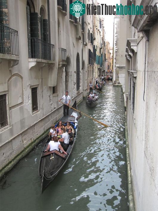 Vừa trải nghiệm sự khác lạ trên những chiếc Gondola bồng bềnh, len lỏi theo các kênh rạch nhỏ, hai bên là các dãy nhà san sát, du khách vừa thả hồn và đắm chìm vào trong tiếng hát du dương, trầm bổ...