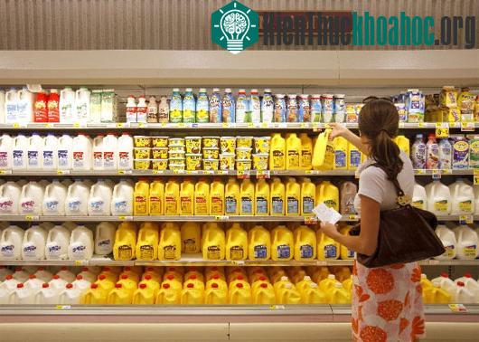 Sữa tươi nhất thiết phải được bảo quản lạnh, trong khi đó nước giải khát thì không cần thiết​