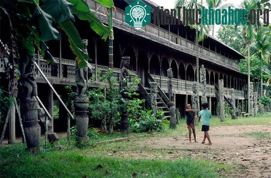 Lạ lùng tộc người giống người Việt cổ trên đảo Borneo