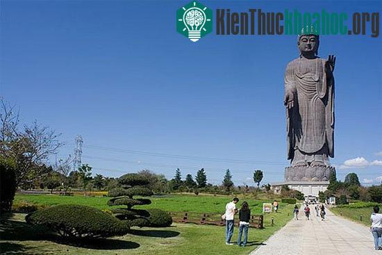 Choáng ngợp ngắm 7 bức tượng cao nhất thế giới