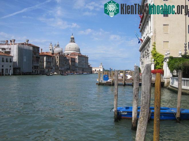 Kênh Lớn (Grand Canal), được ca ngợi là đại lộ trên mặt nước đẹp nhất thế giới, là huyết mạch giao thông chính của thành phố, nơi níu kéo du khách dừng chân để tận hưởng những làn gió mát và chiêm ...