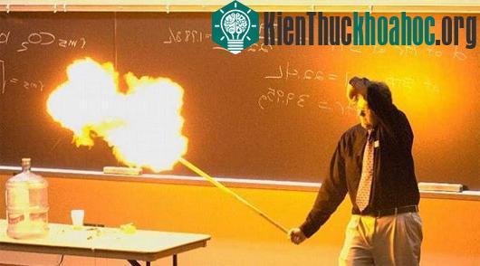 Bỏng vì bóng bay phát nổ - lý giải hiện tượng "kỳ cục"