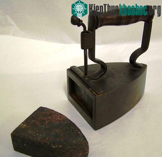 Hình dạng đầu tiên của chiếc bàn ủi với mảnh làm nóng rời​