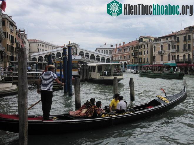 Cây cầu Rialto danh tiếng, biểu tượng của Venice, là nơi dừng chân của du khách và các cặp tình nhân. Rialto được xây bằng đá vào thế kỉ thứ 16 là cây cầu được chụp hình nhiều nhất trên thế giới nố...