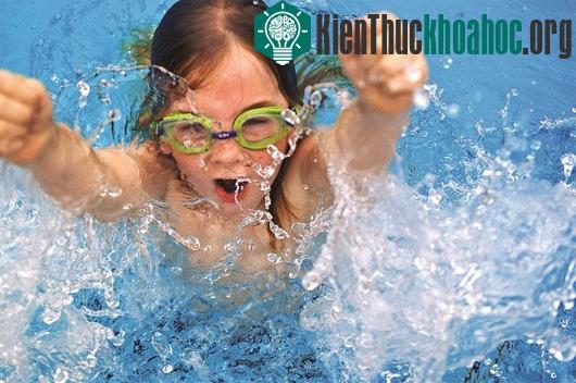 Bí kíp nhận biết nước bể bơi có chứa độc tố