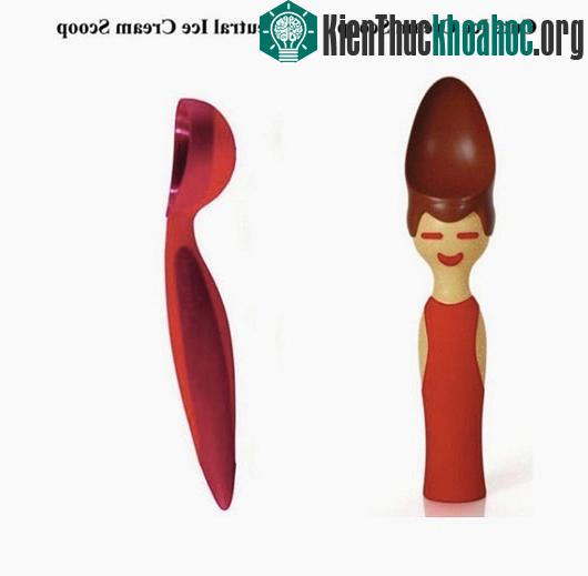 Hình ảnh chiếc thìa có hình cô gái (bên trái) và chiếc thìa bình thường (bên phải)