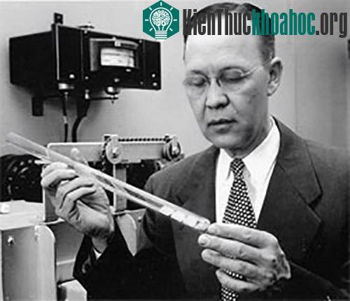 Callvin S. Fuller, đang phủ một lớp Bo lên Silic để tạo thành nên pin năng lượng Mặt Trời hoàn thiện đầu tiên trên thế giới