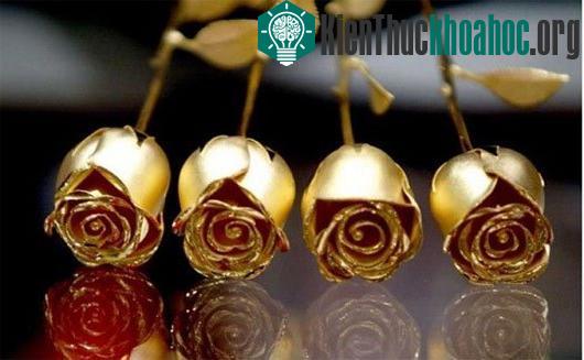 Quy trình làm hoa hồng dát vàng và bí kíp nhận biết "hàng fake" ảnh 6
