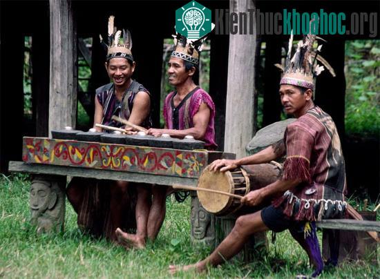 Lạ lùng tộc người giống người Việt cổ trên đảo Borneo