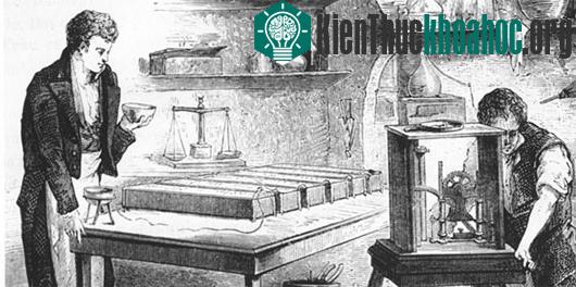 Nhà vật lý và hóa học người Cornwall, vương quốc Anh, Humphry Davy (1778-1829) cùng mô hình pin