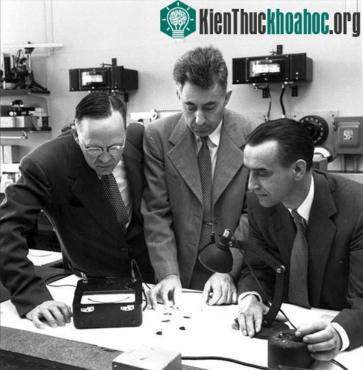 Nhóm 3 nhà khoa học trong một thí nghiệm với pin năng lượng Mặt Trời (Từ trái qua: Pearson, Chapin và Fuller)​