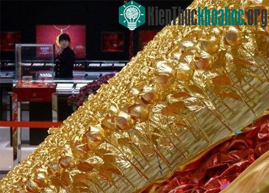 Quy trình làm hoa hồng dát vàng và bí kíp nhận biết "hàng fake" ảnh 7