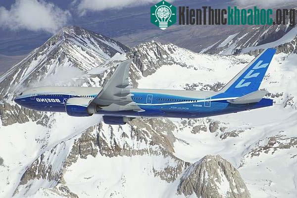 Chiếc Boeing 777-200LR đang bay qua đỉnh Cascade Mountain Range tại Washington trong một buổi thử nghiệm.