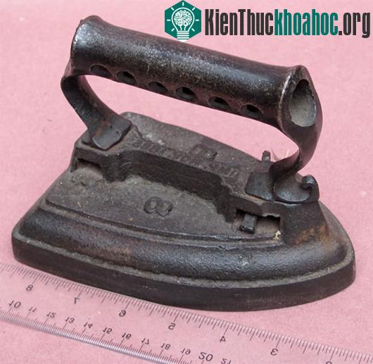 Bàn ủi "Sad Iron" với tay cầm có thể tháo rời​