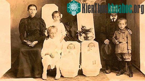 Hình ảnh một đại gia đình mất đi 2 em bé sơ sinh