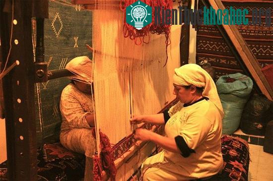 Để dệt nên những tấm thảm được làm từ lông cừu hay lông lạc đà với màu sắc sống động đó, người thợ dệt tiến hành rửa lông cừu và lạc đà được chọn ra và se chúng thành sợi. Sau đó, họ nhuộm chúng vớ...