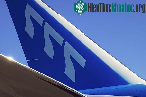 Boeing 777 sử dụng vật liệu siêu nhẹ composite tiên tiến, kết hợp sợi carbon với nhựa cứng ở phần đuôi.