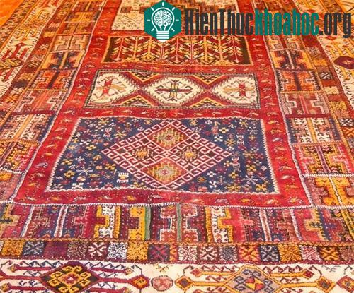Kỹ thuật dệt thảm của người Berber chỉ truyền lại cho những người trong cùng một gia đình. Hàng ngày, thảm sẽ được mang ra chợ đổi lấy các nhu yếu phẩm