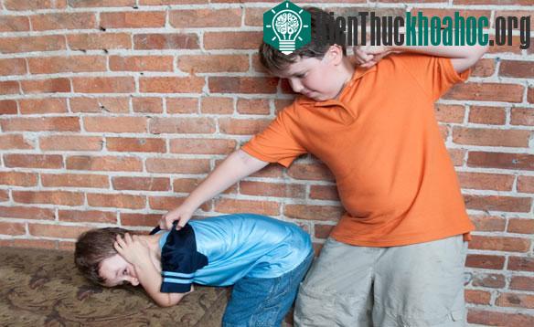Trẻ bắt nạt bạn và nạn nhân dễ lạm dụng rượu hoặc các chất kích thích khác.