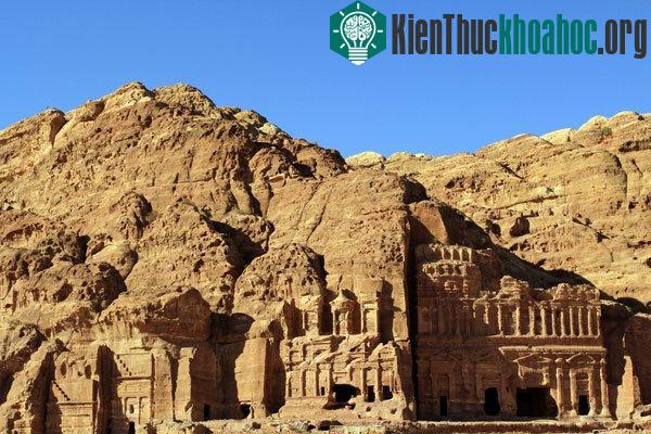 Các ngôi đền, lăng mộ và sảnh đường ở Petra nằm rải rác trong suốt 400 dặm vuông.