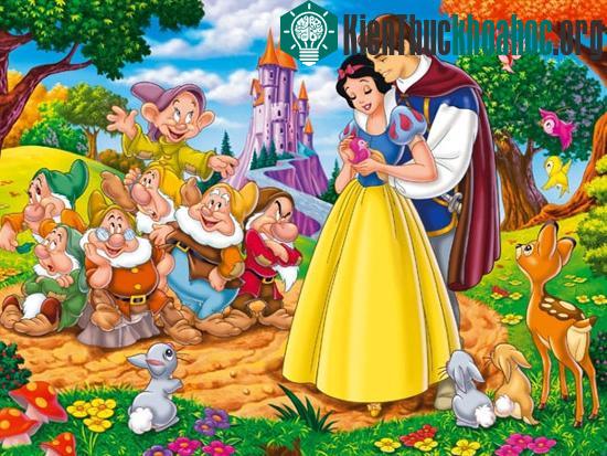 Nàng Bạch Tuyết tỉnh dậy sau giấc ngủ dài nhờ nụ hôn của hoàng tử đẹp trai.