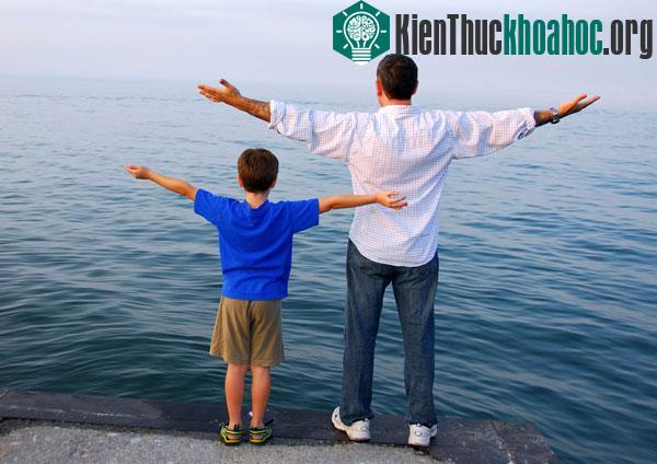 Trên đường đời của con, trí tuệ của bố quan trọng hơn nhiều so với tài sản.