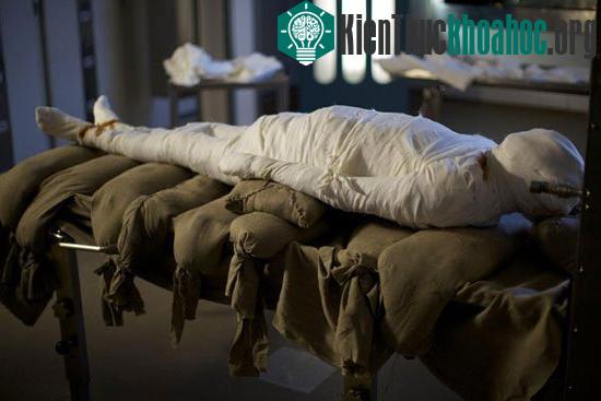 Các nhà khoa học áp dụng kỹ thuật ướp xác từ triều đại thứ 18 của Ai Cập trên thi thể Alan Billis. (Ảnh: Discovery)