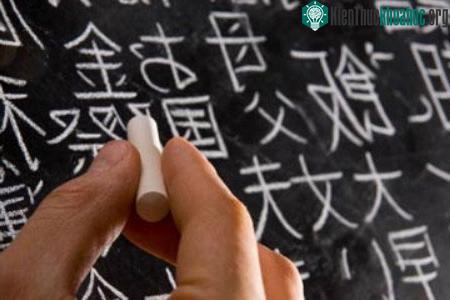 Khả năng ghi nhớ từ ngữ, tiếp thu và hiểu ngữ âm, ngữ pháp thể hiện khả năng học ngoại ngữ nhanh chóng của một cá nhân.