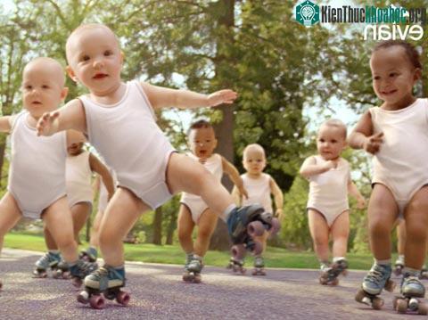Trẻ sinh ra đã thích nhảy ảnh 0