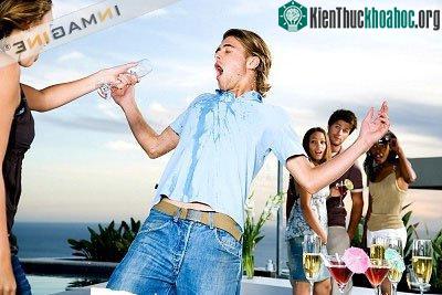 Ghen tuông quá sẽ bị giảm thị lực ảnh 0