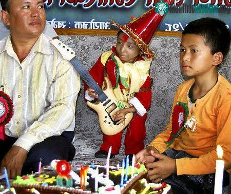 Chàng trai lớn bằng... đứa bé sơ sinh ảnh 0