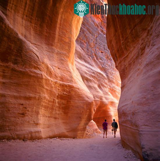 Siq, một hẻm hẹp, là lối đi dẫn tới thành phố ẩn Petra.