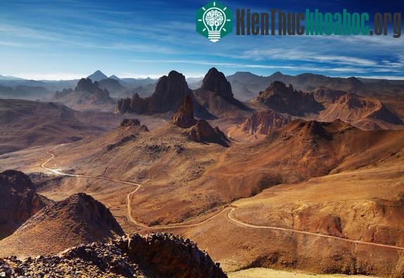 Dãy núi Hoggar ở Algeria nằm ở trung tâm Sahara