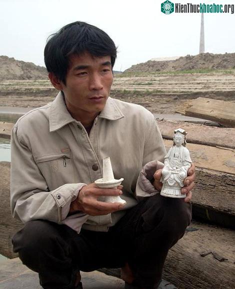 Những "dị nhân nông dân" săn báu vật dưới đáy sông Hồng ảnh 1