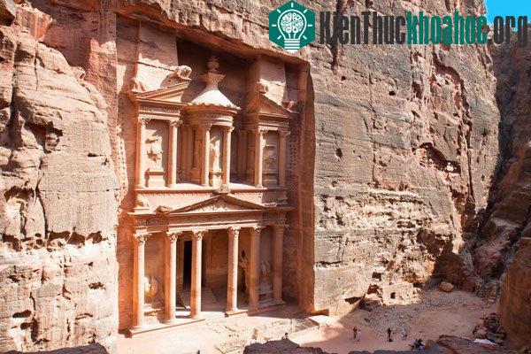 Khazneh, hay Kho báu là một lăng mộ lộng lẫy tại Petra