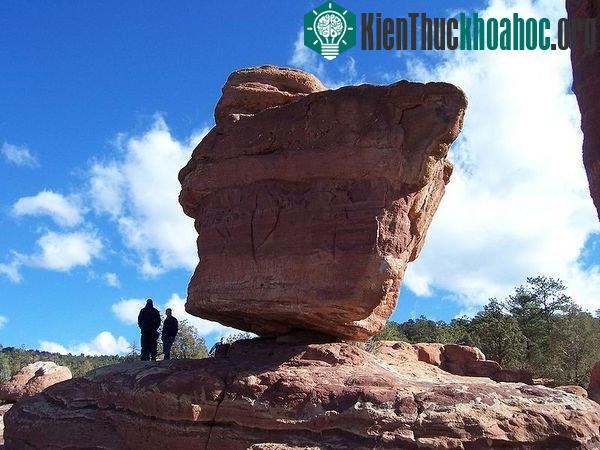 Tảng đá sa thạch khổng lồ