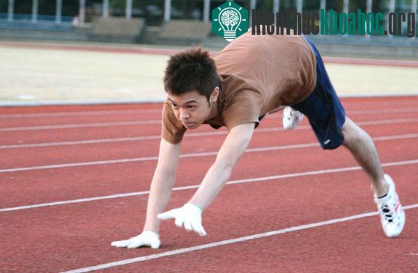 Người bò bốn chân nhanh nhất thế giới cự ly 100m