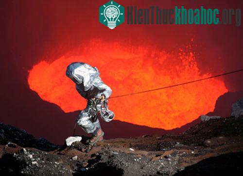 Thám hiểm lòng núi lửa đang hoạt động