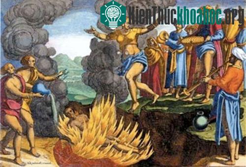 Nhiều góa phụ tín đồ đạo Hindu cũng phải tự thiêu theo chồng.