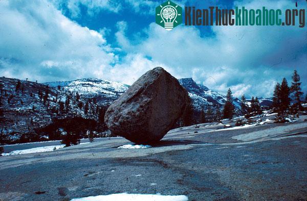 Tảng đá kỳ lạ tại công viên Yosemite